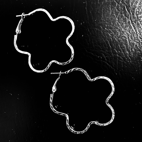 ⭐️ Floral Hoop Silver Earrings NEW - Picture 1 of 3